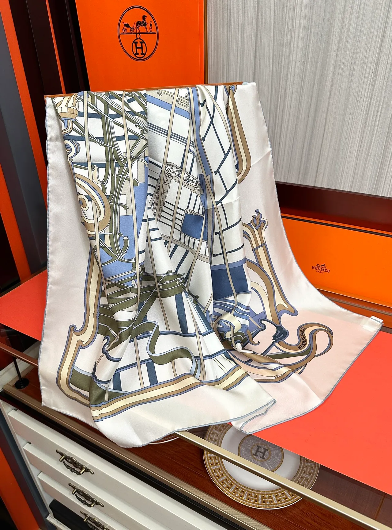 Hermès بيج أزرق طباعة فن نوفا قاعدة كريم وشاح حرير 5
