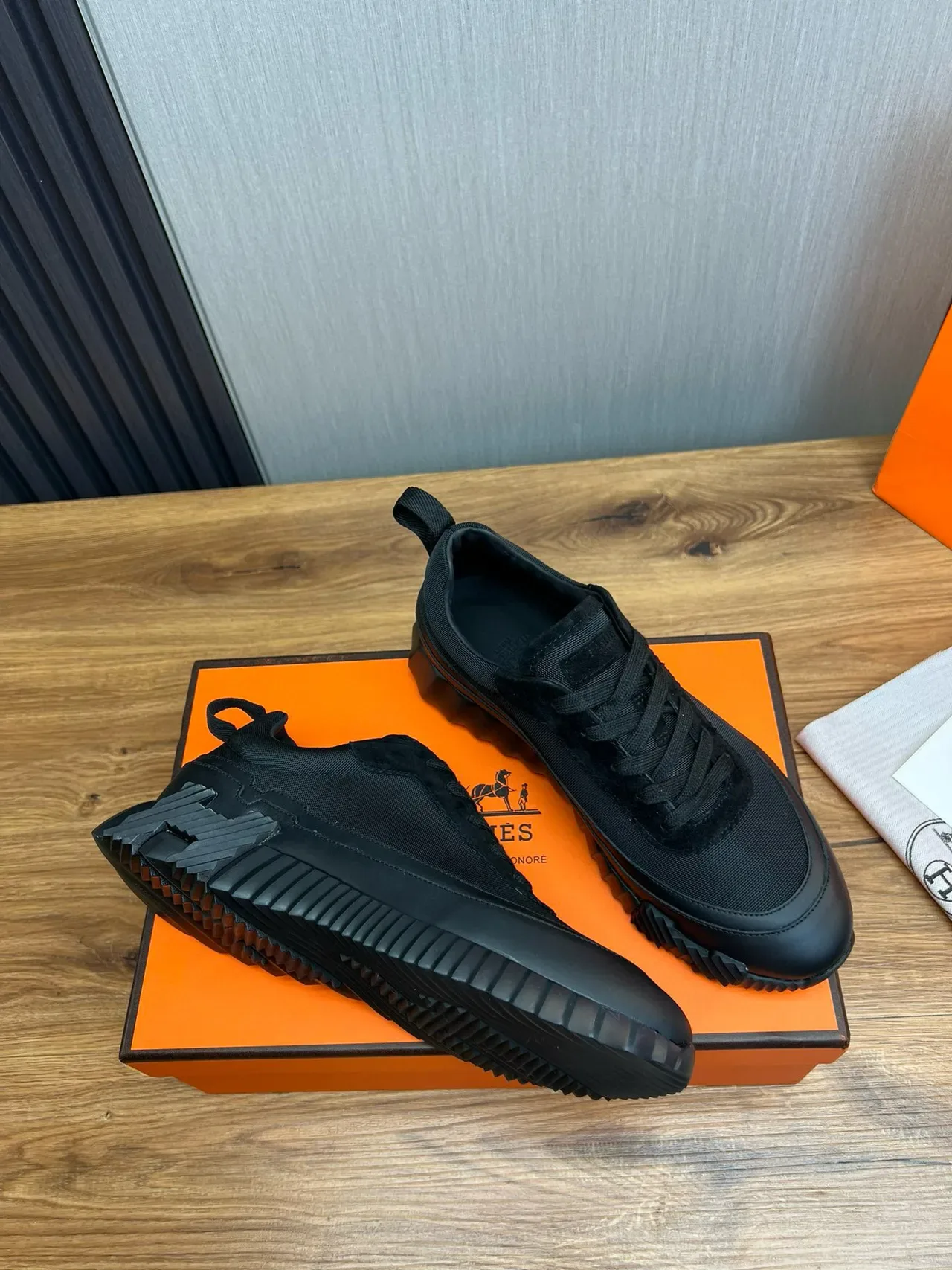 Hermès Sneakers Lifestyle en Maille et Daim Noir, Semelle Sculptée à Rigel en Caoutchouc 5