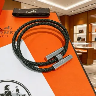 Hermès bracelet en cuir tressé avec fermoir magnétique