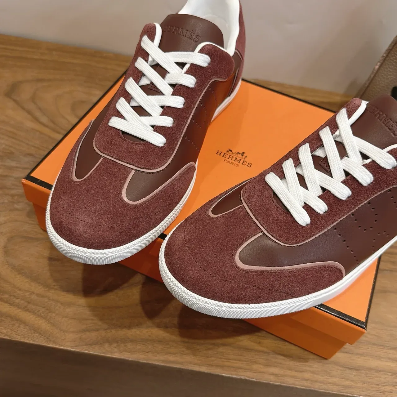 Hermès Chaussures Lifestyle Marron et Blanc en Daim et Cuir avec Panneaux et Lacets 4