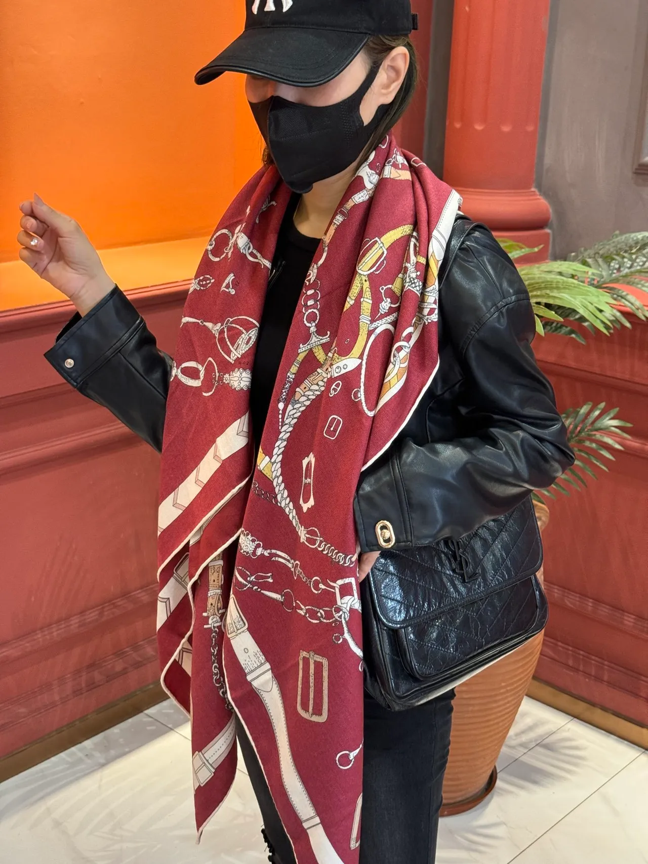 Hermès بورغوندي أبيض فرسان أجهزة مطبوع محاط مربع ظلال وشاح حريري 3