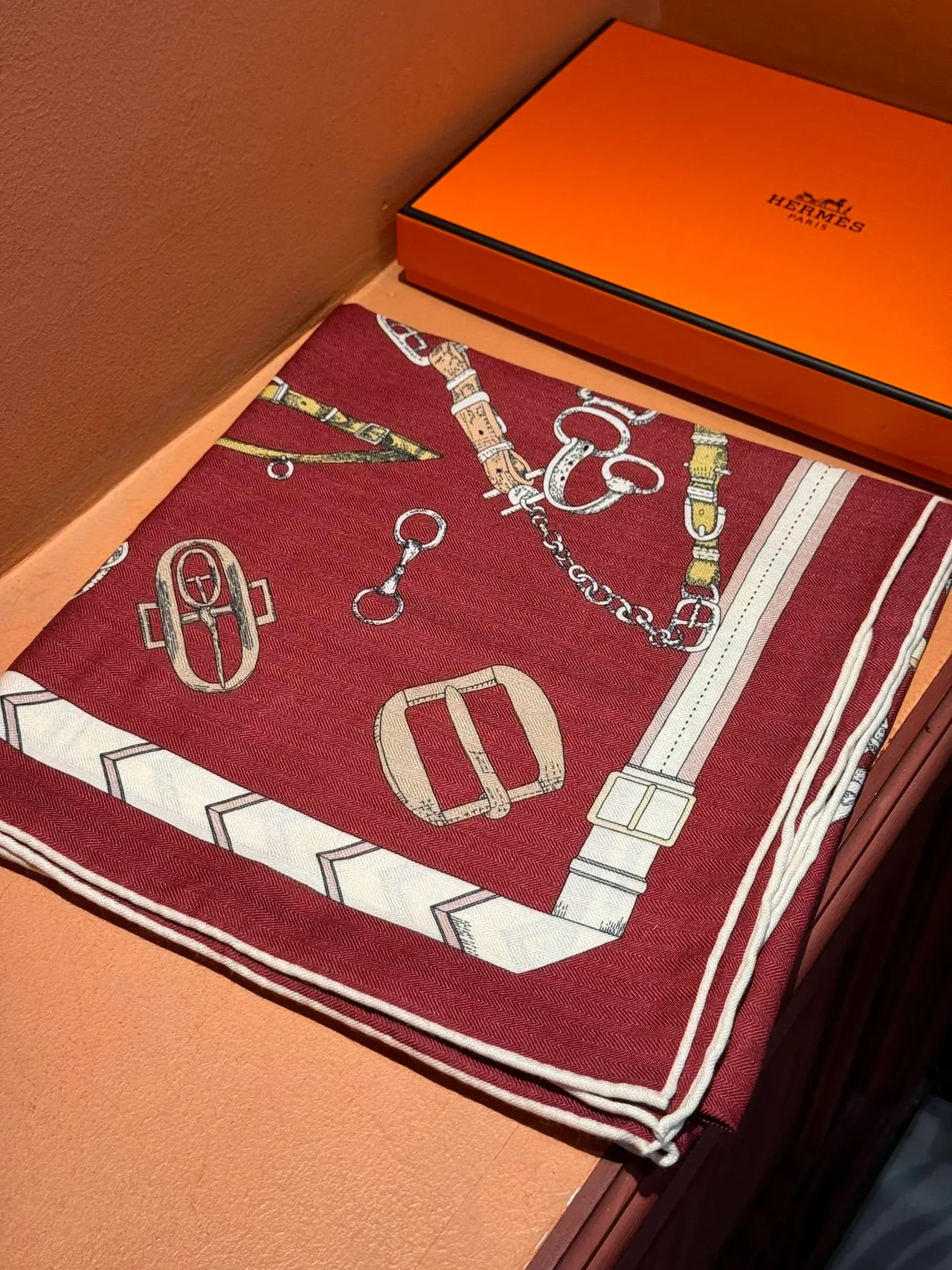 Hermès بورغوندي أبيض فرسان أجهزة مطبوع محاط مربع ظلال وشاح حريري 6