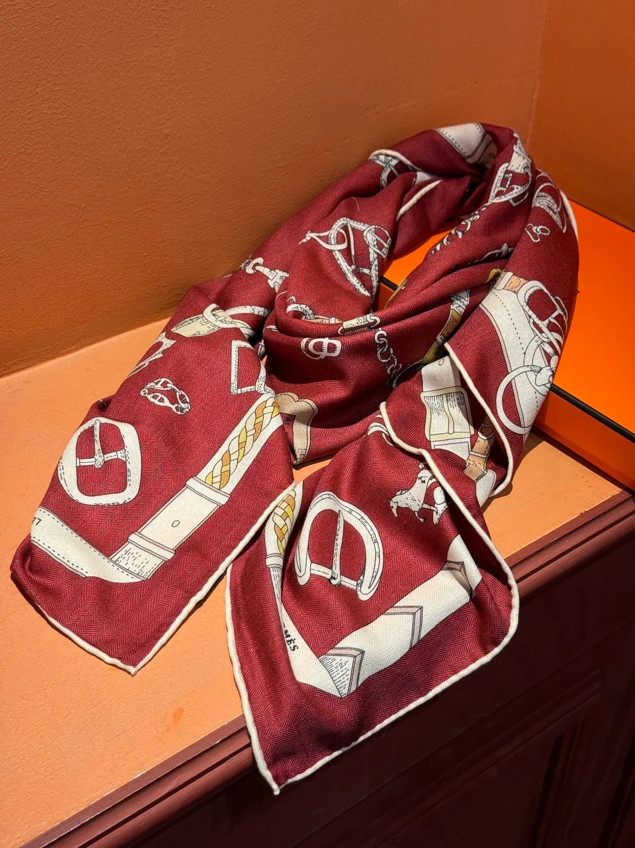 Hermès بورغوندي أبيض فرسان أجهزة مطبوع محاط مربع ظلال وشاح حريري 8