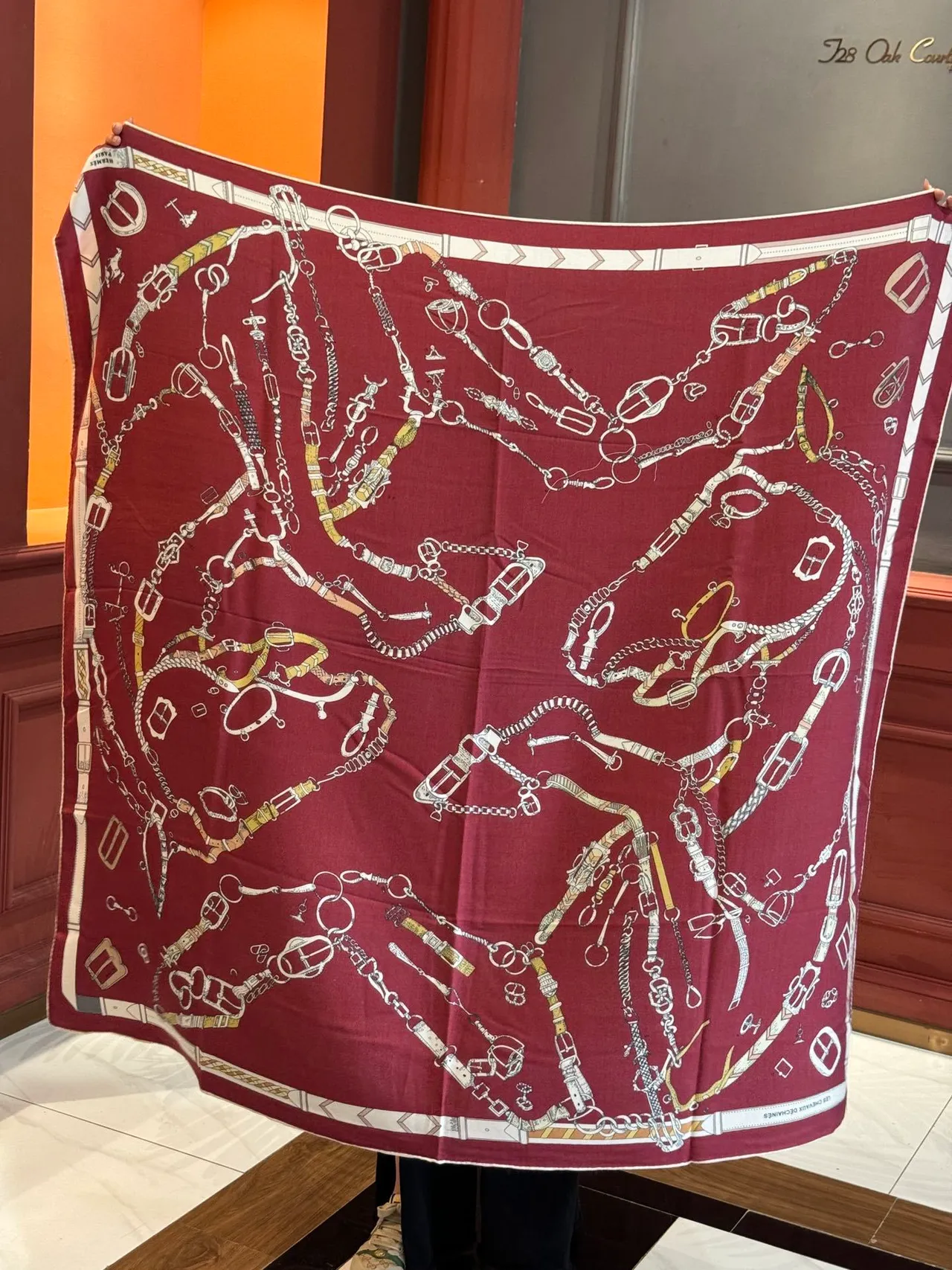 Hermès بورغوندي أبيض فرسان أجهزة مطبوع محاط مربع ظلال وشاح حريري 9