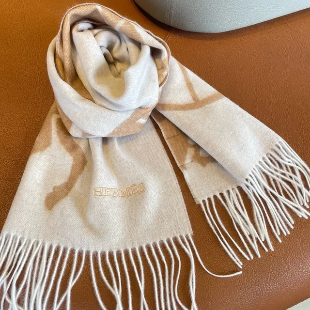 Hermès Motif Équestre Écharpe en Cachemire 7