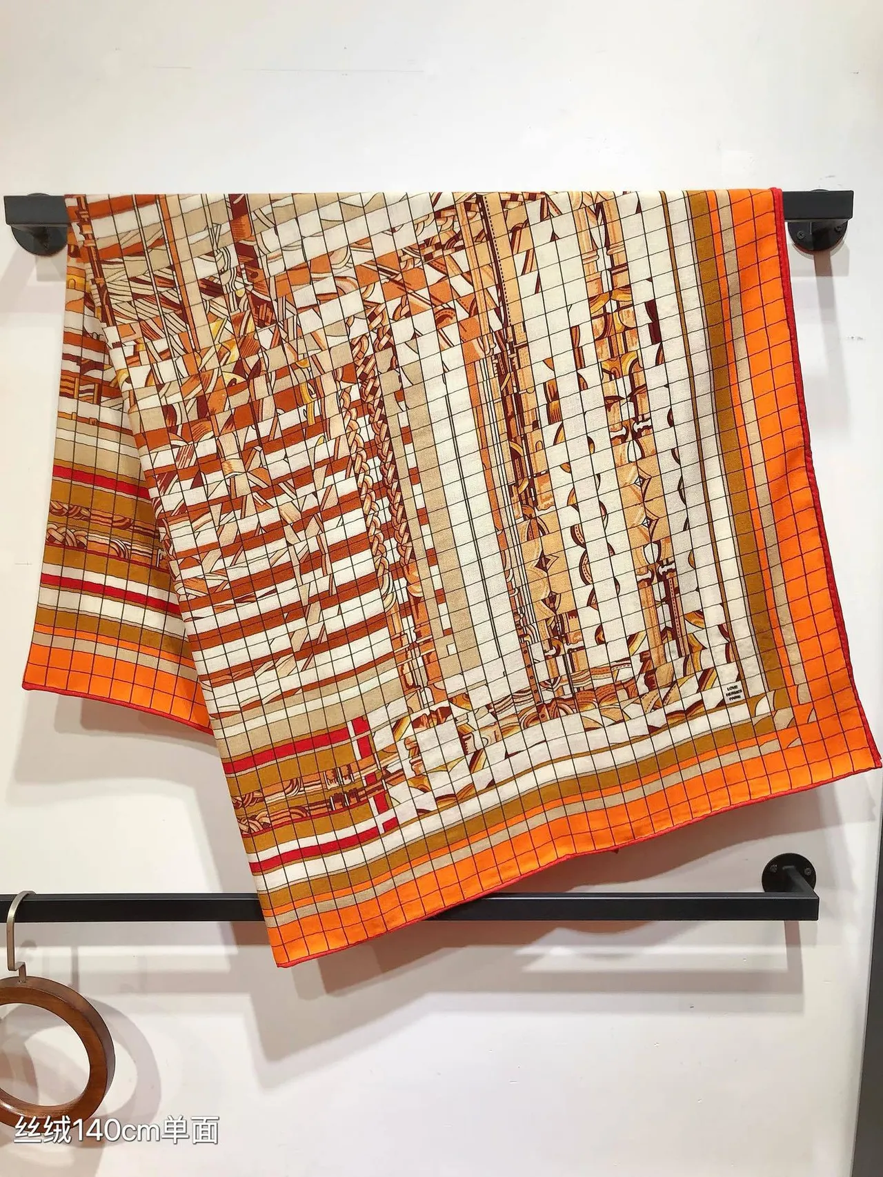 Hermès Écharpe Géométrique Orange Beige en Soie 9