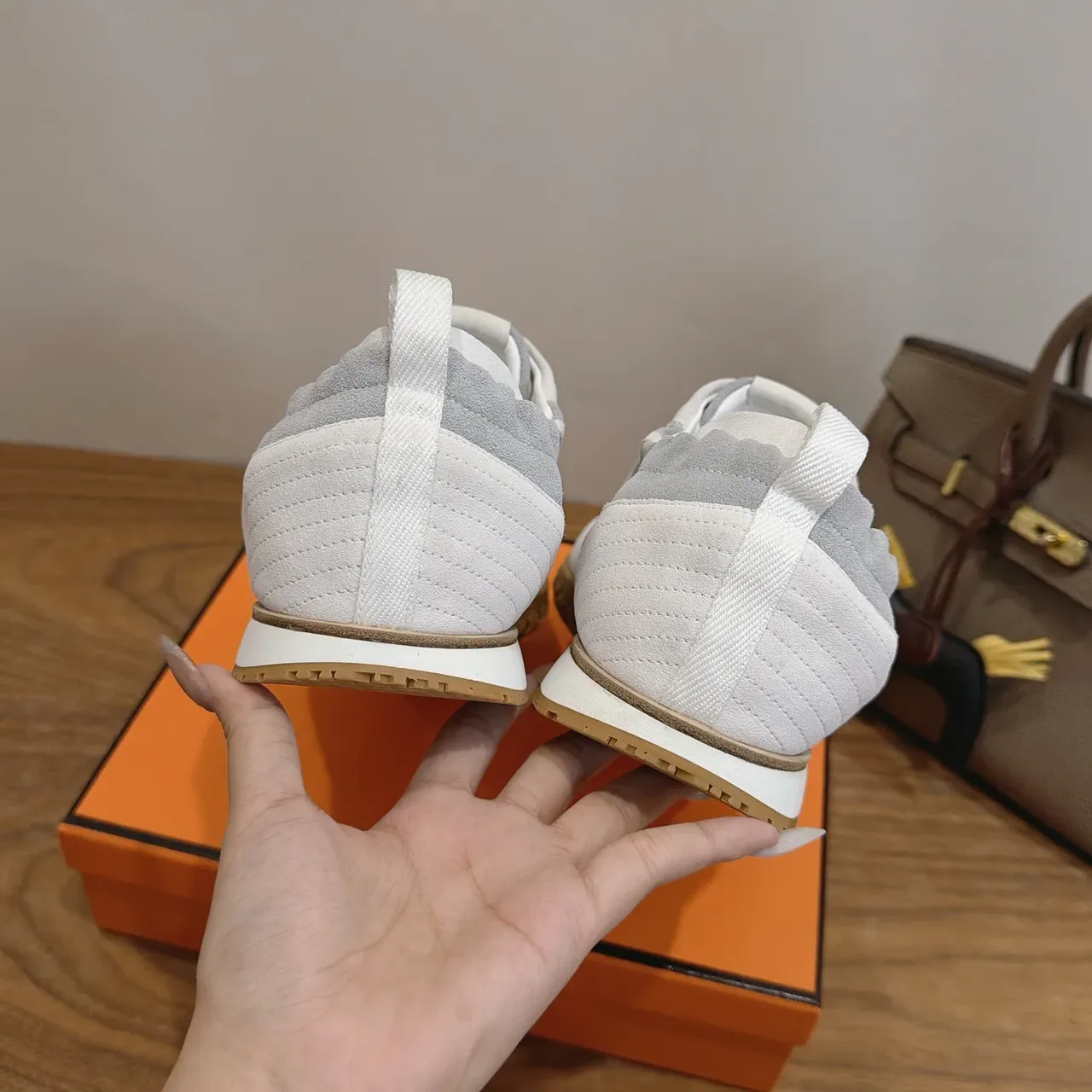 হার্মেস ধূসর ও সাদা টু-টোন লাইফস্টাইল স্নিকার 2