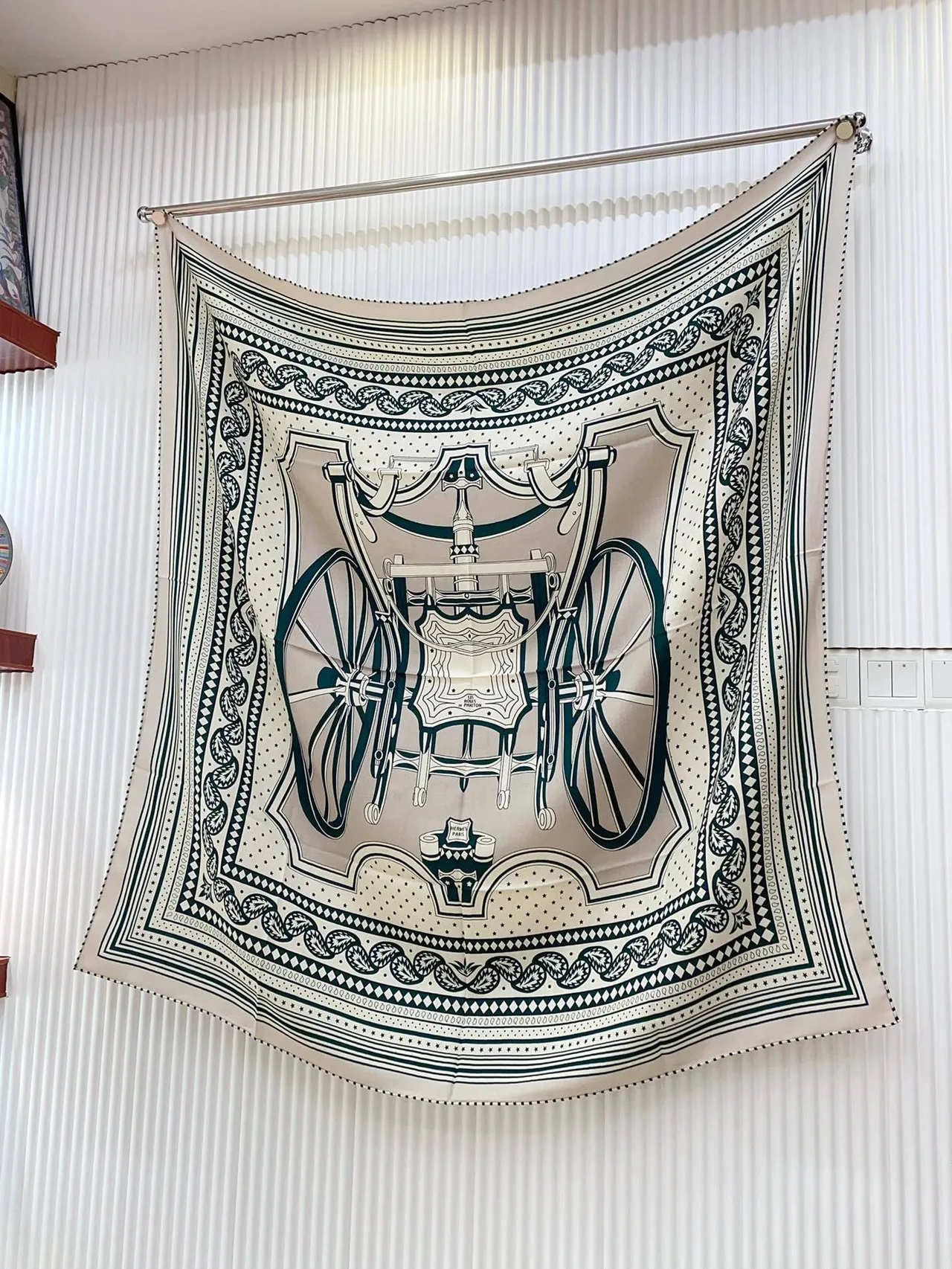 Hermès Vert Beige Bandes Géométriques Rayées Bord Médaillon Folié Écharpe 6