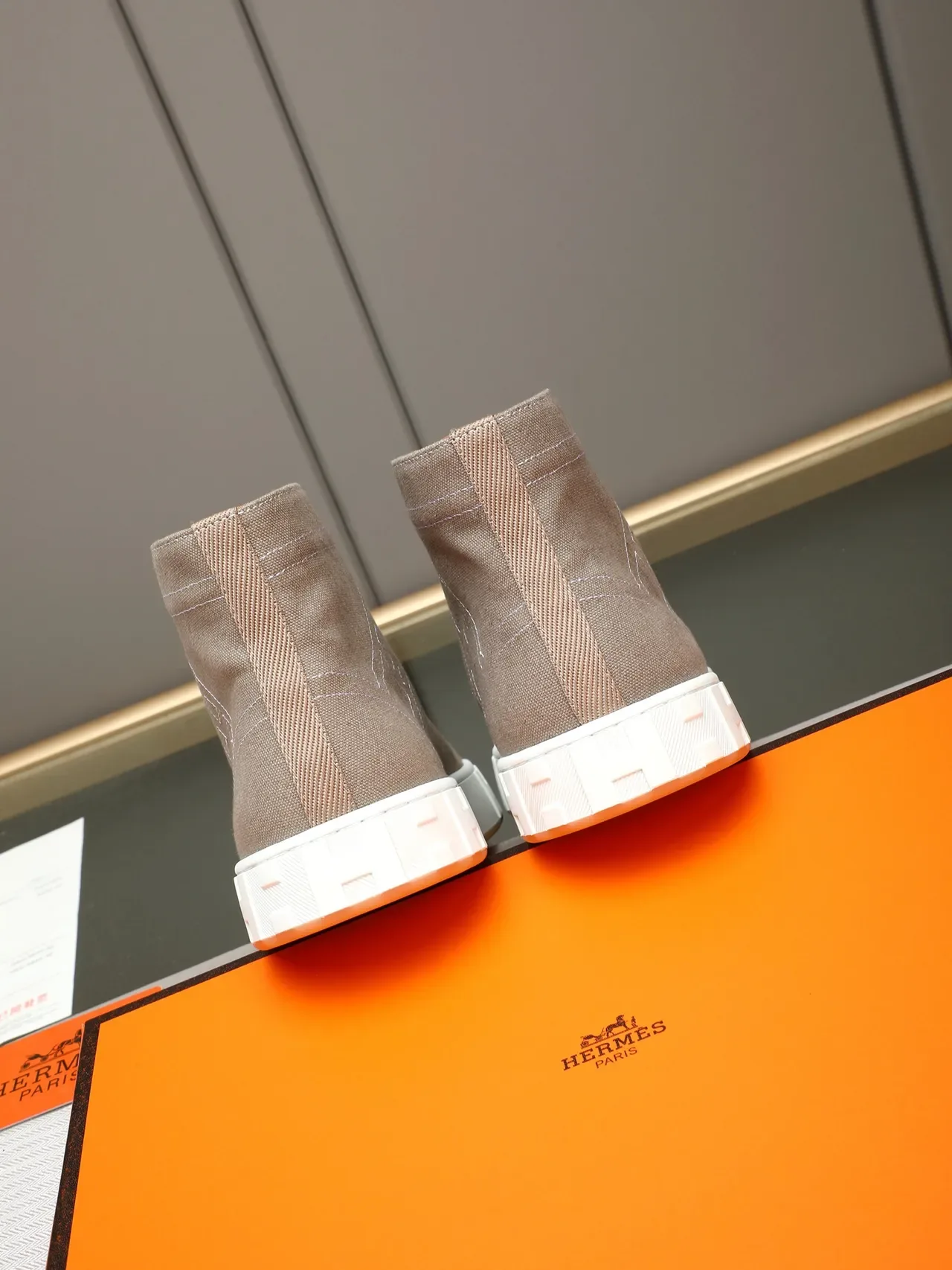Hermès H Canvas Sneaker Hautes Beige et Blanc Lifestyle Sneakers 3
