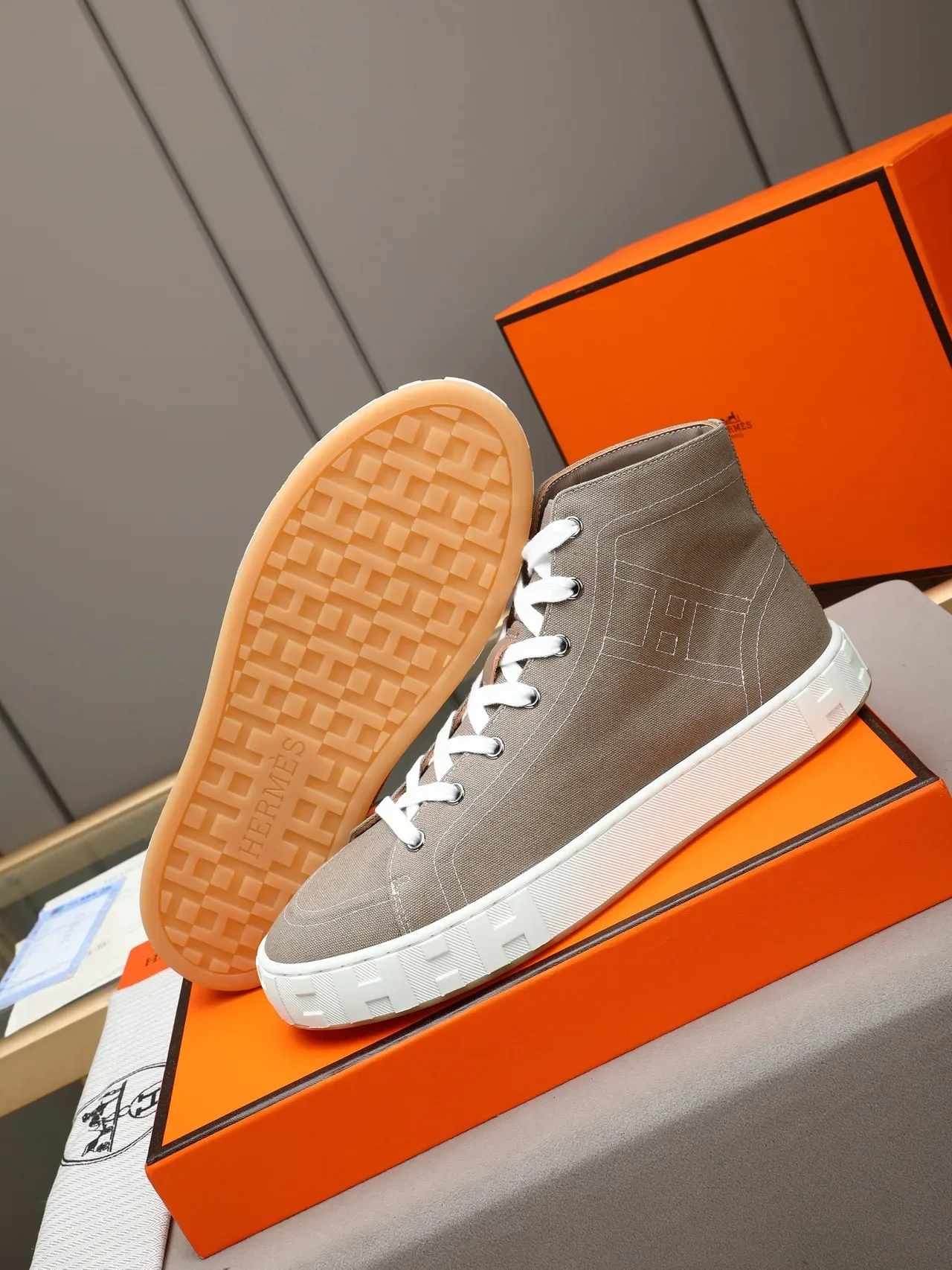 Hermès H Canvas Sneaker Hautes Beige et Blanc Lifestyle Sneakers 4