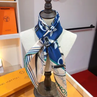 Hermès Azul Marino Beige Motivo de Cadena Impreso Bufanda de Seda