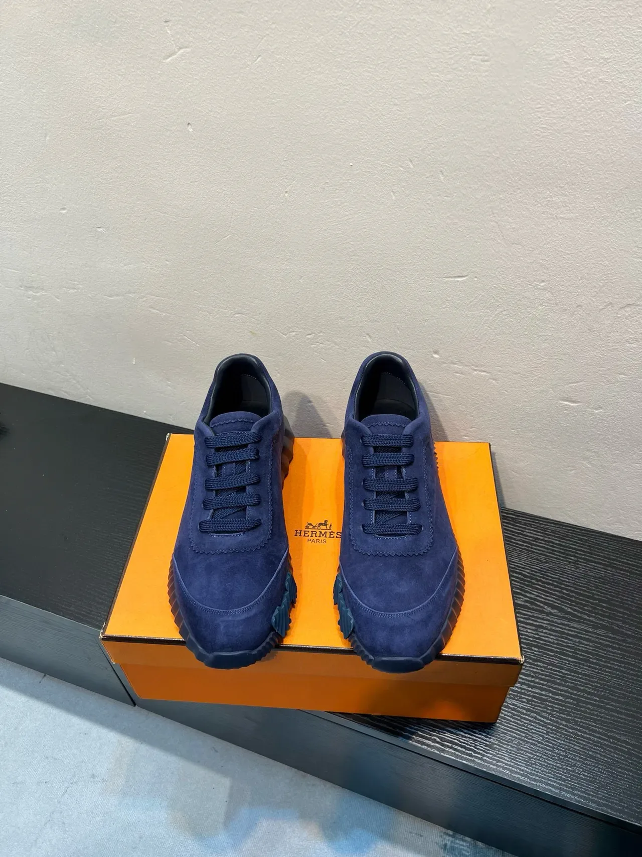 Hermès Sneakers Lifestyle en suède bleu marine, upper sculpté à nervures, semelle en caoutchouc 2