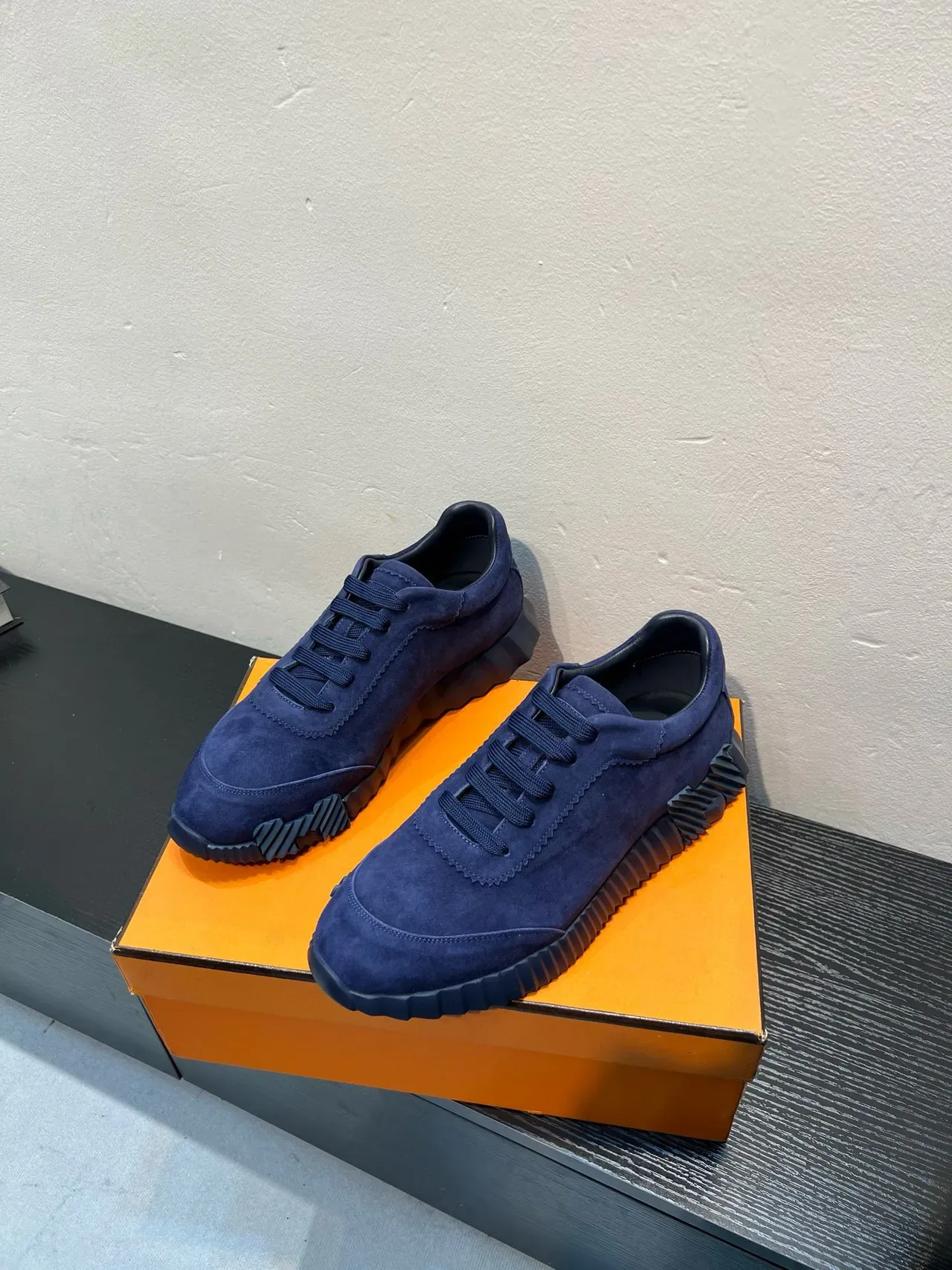 Hermès Sneakers Lifestyle en suède bleu marine, upper sculpté à nervures, semelle en caoutchouc 3