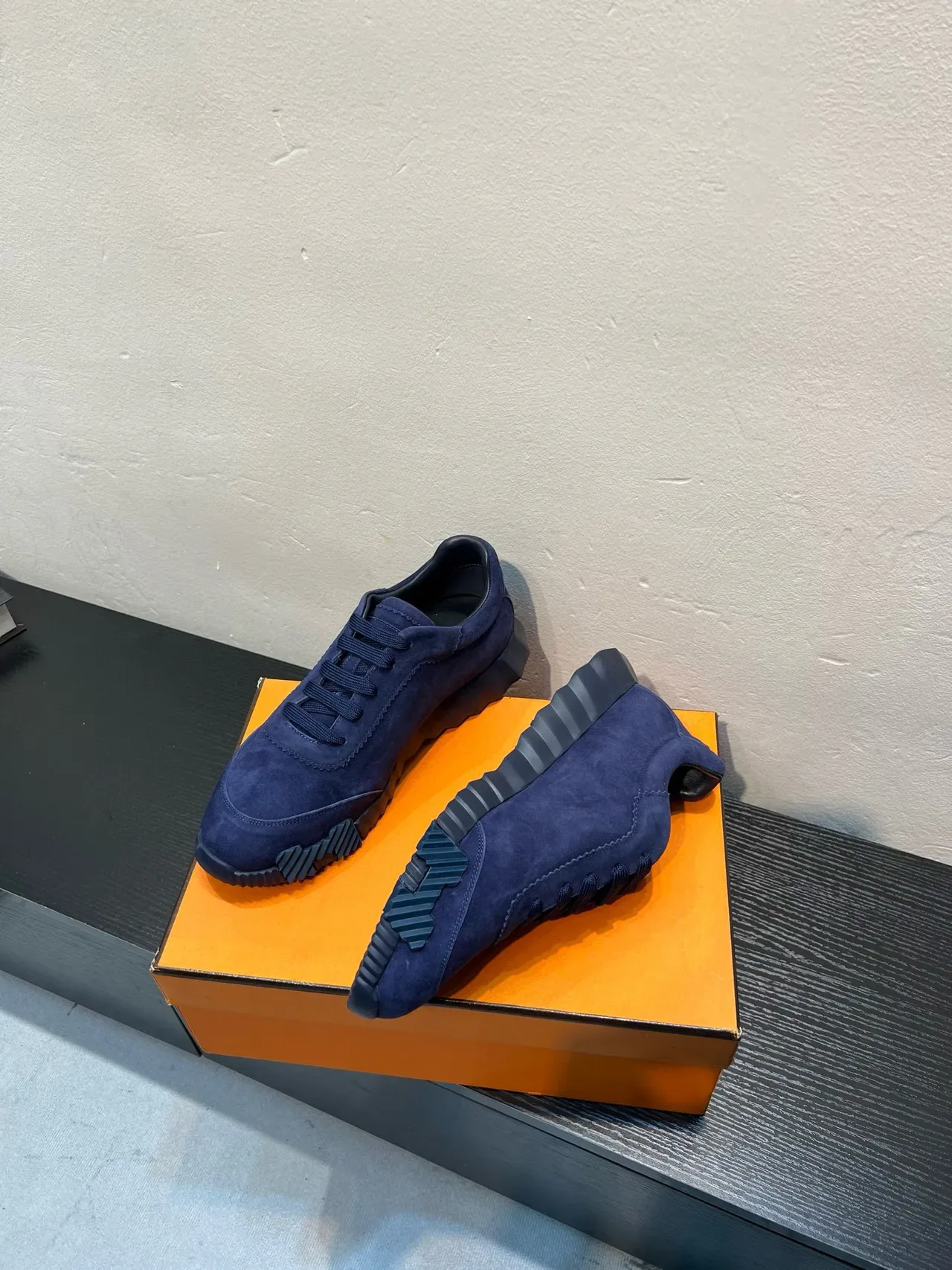 Hermès Sneakers Lifestyle en suède bleu marine, upper sculpté à nervures, semelle en caoutchouc 4