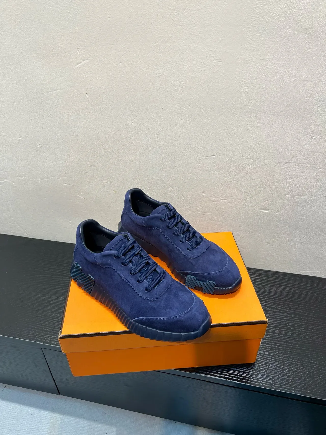 Hermès Sneakers Lifestyle en suède bleu marine, upper sculpté à nervures, semelle en caoutchouc 5