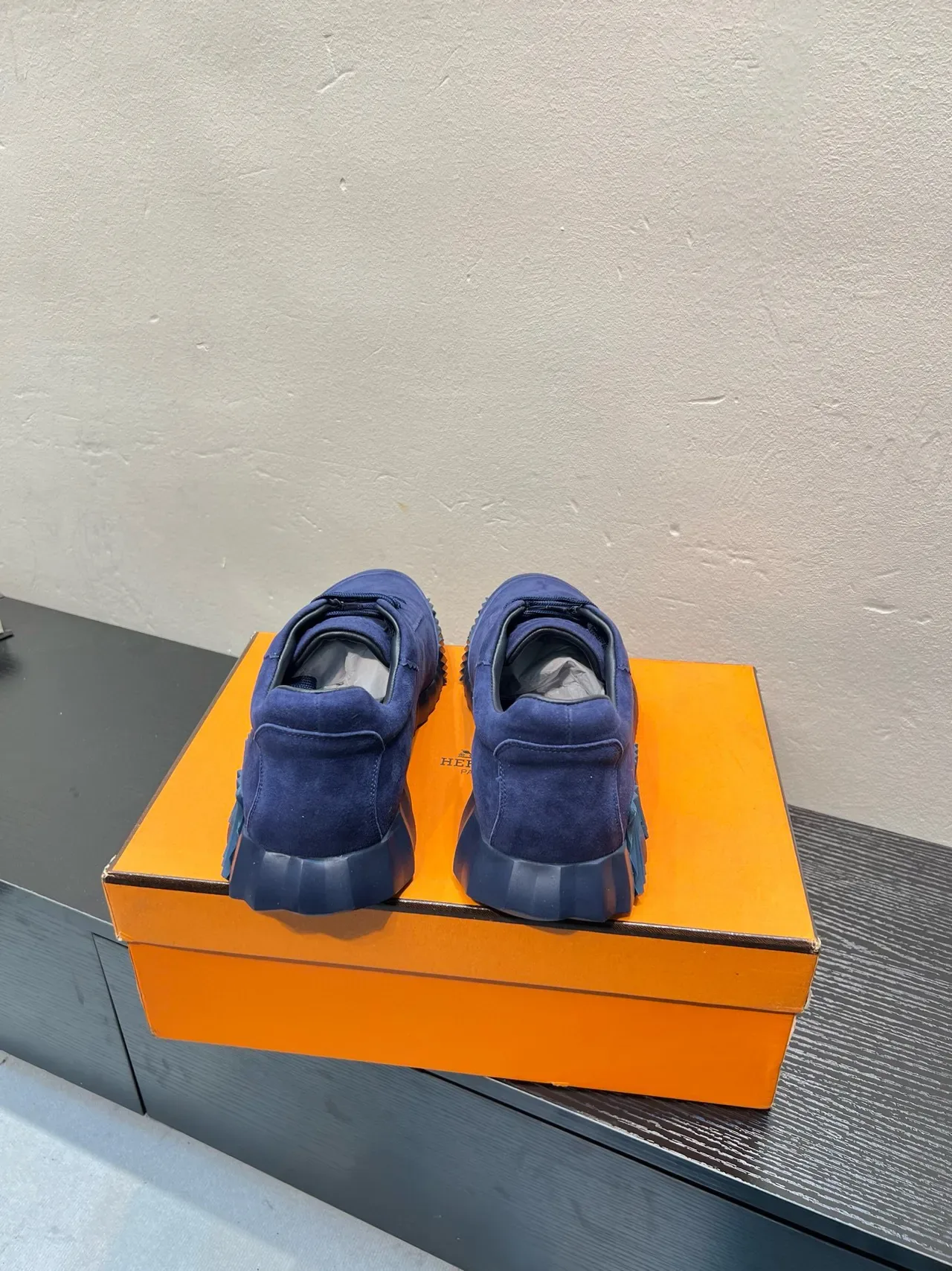 Hermès Sneakers Lifestyle en suède bleu marine, upper sculpté à nervures, semelle en caoutchouc 6