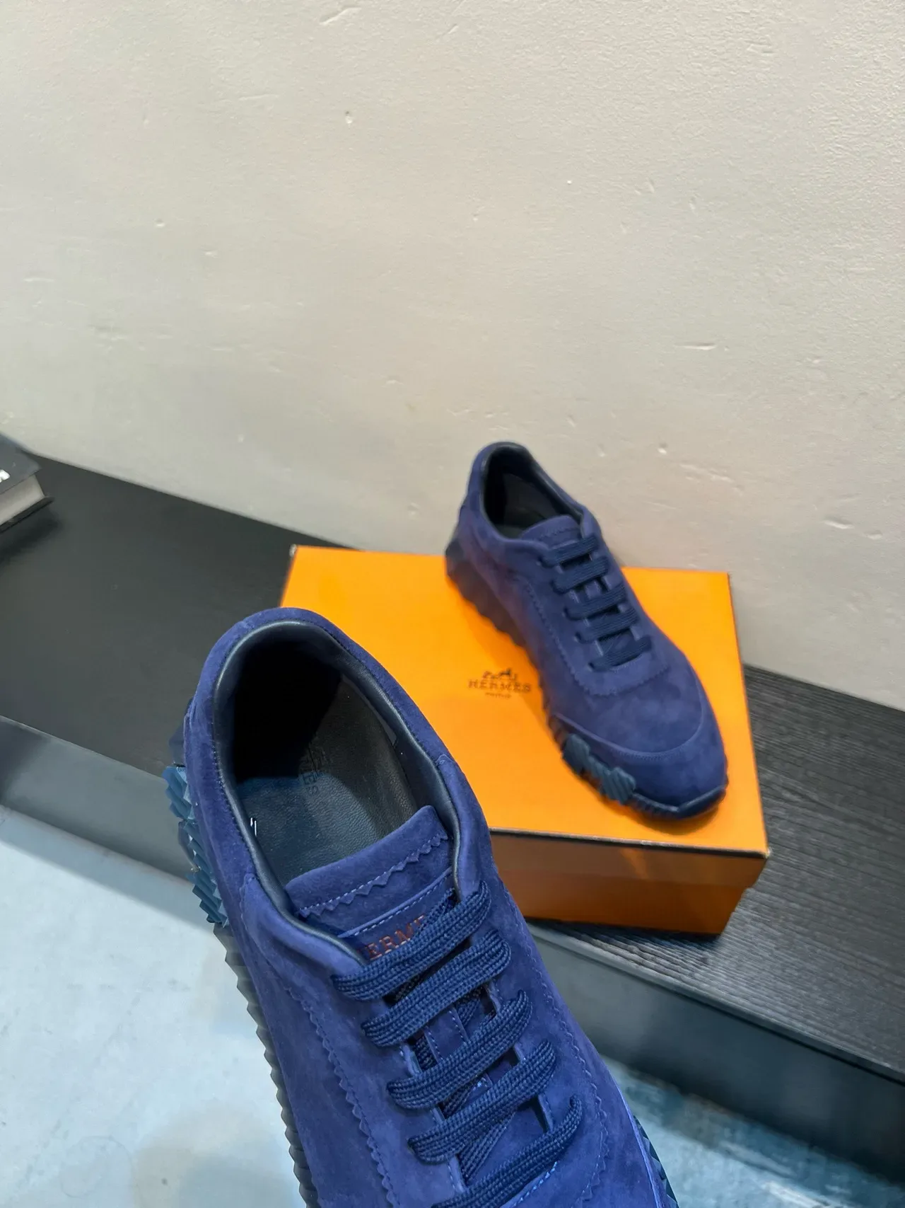 Hermès Sneakers Lifestyle en suède bleu marine, upper sculpté à nervures, semelle en caoutchouc 7