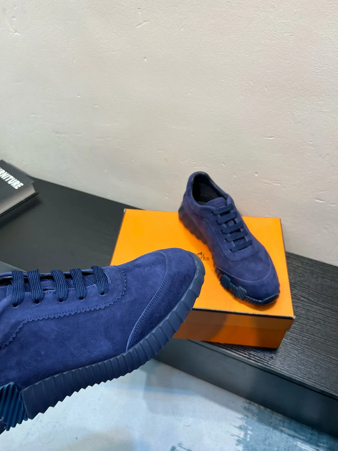 Hermès Sneakers Lifestyle en suède bleu marine, upper sculpté à nervures, semelle en caoutchouc 8