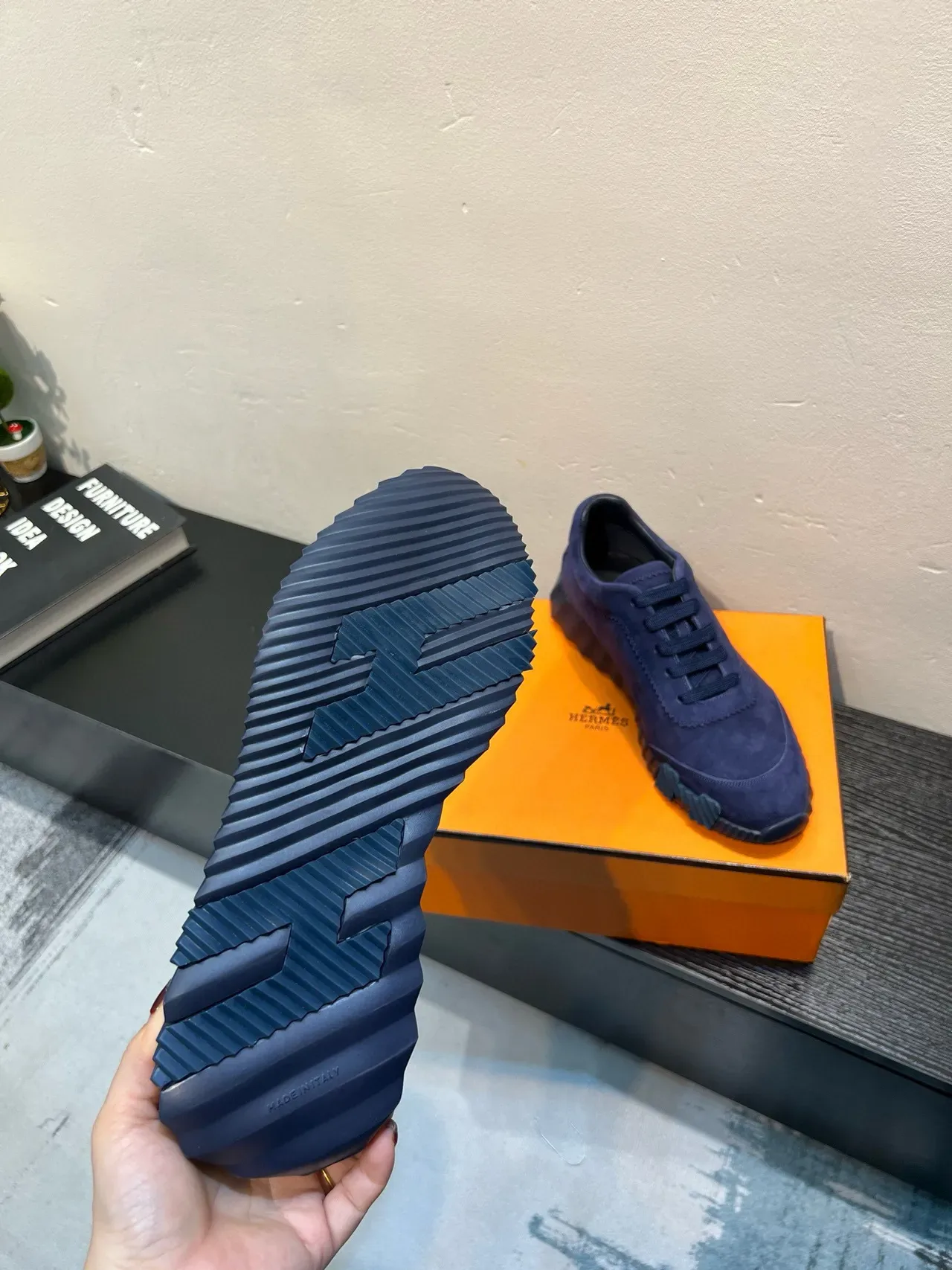 Hermès Sneakers Lifestyle en suède bleu marine, upper sculpté à nervures, semelle en caoutchouc 9