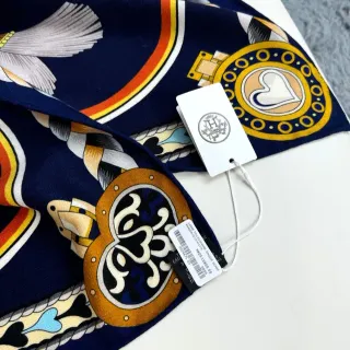 Hermès 海军多色蓝色基底图形印花丝巾