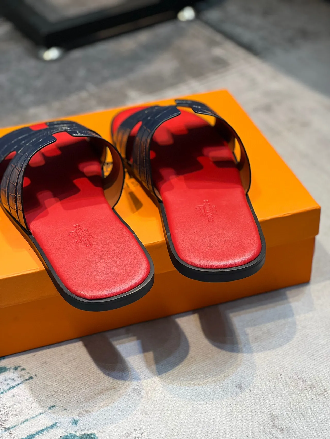 Hermès Oran Navy Croc-Embossed Red Insole Slippers 2