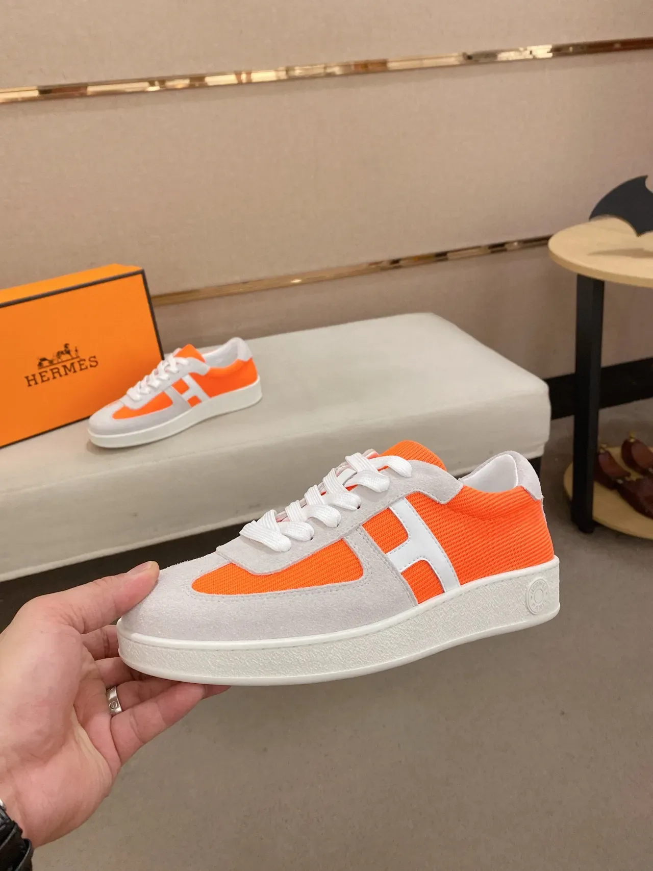 Hermès Sneakers Lifestyle Orange Gris Basse en Daim et Maille 3