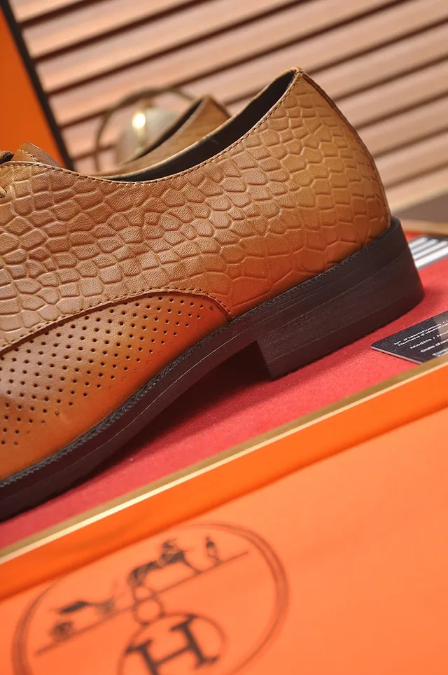 Hermès Sapatos Oxford perfurados com relevo de serpente em tom tan 2