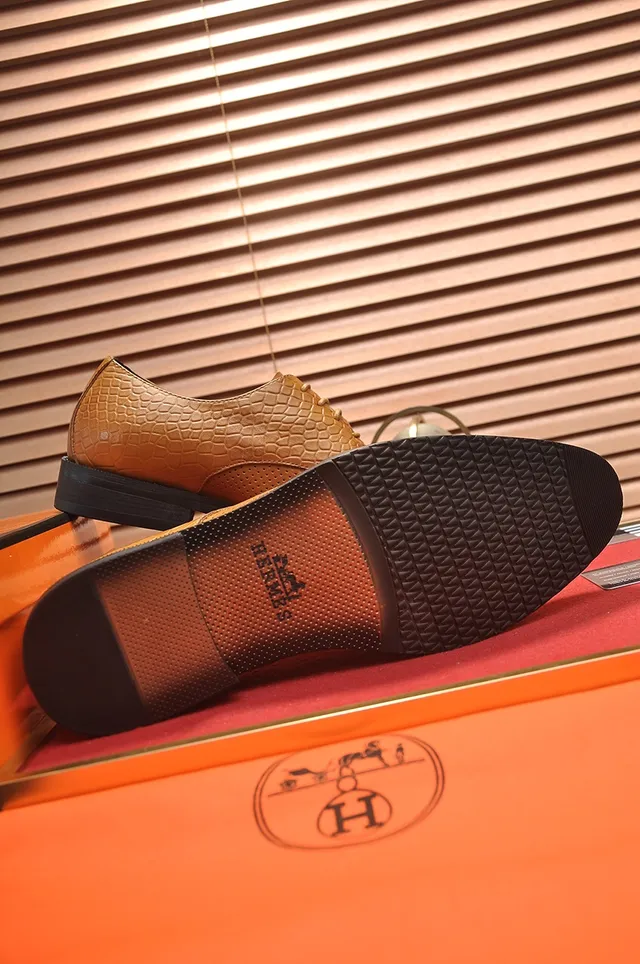 Hermès Sapatos Oxford perfurados com relevo de serpente em tom tan 3