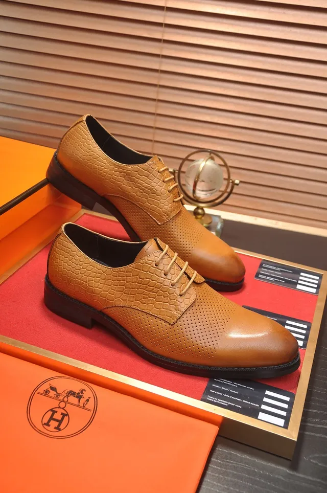 Hermès Sapatos Oxford perfurados com relevo de serpente em tom tan 4