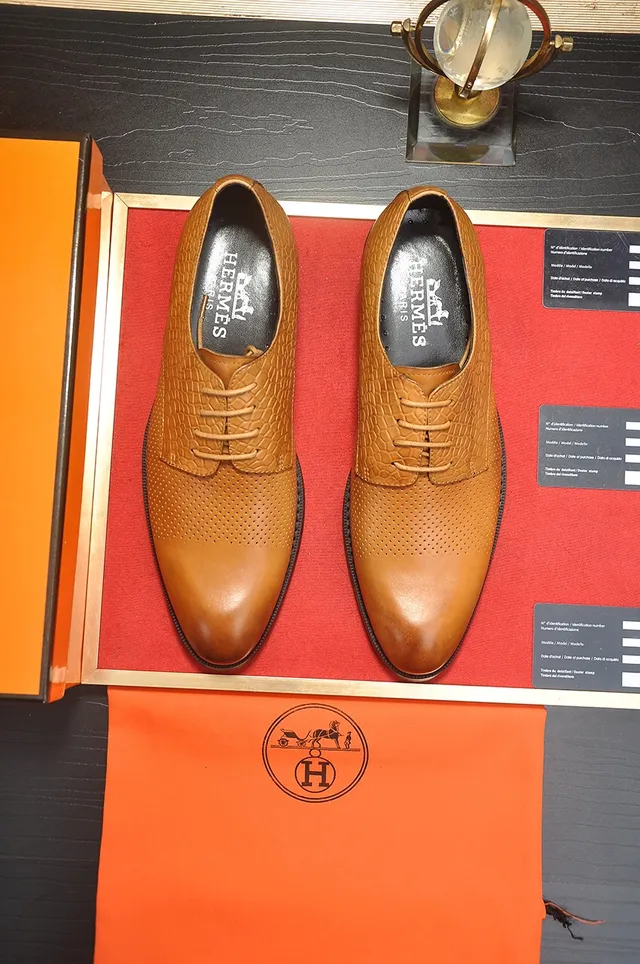 Hermès Sapatos Oxford perfurados com relevo de serpente em tom tan 5