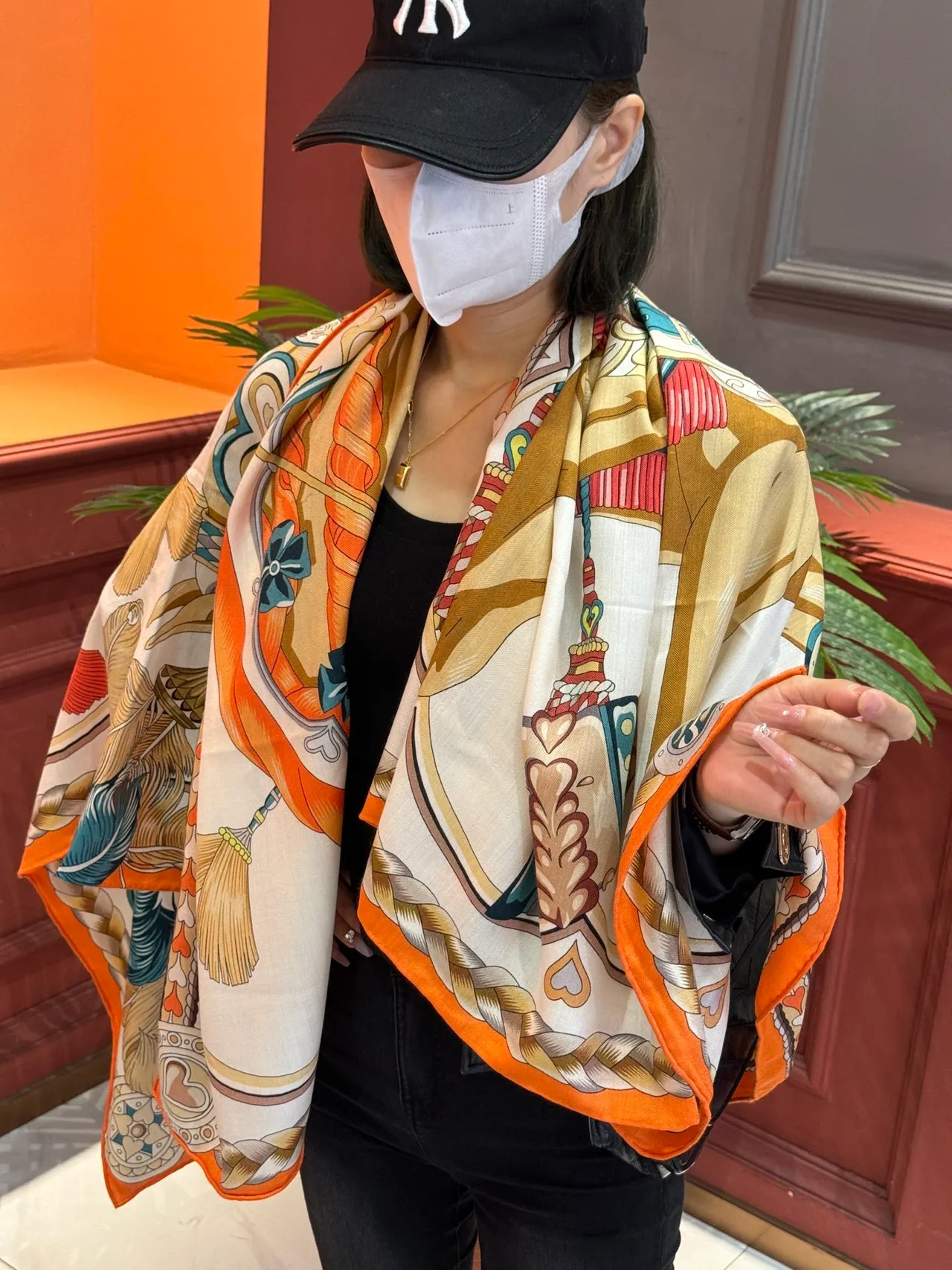 Hermès Estampado Motivo Ornamental Borde Naranja Bufanda de Seda 2