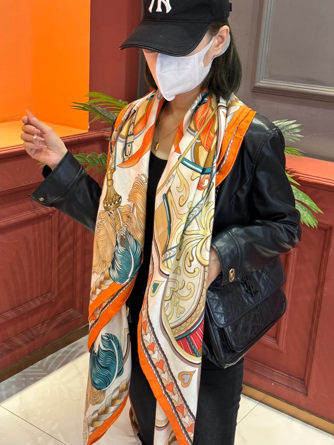 Hermès Estampado Motivo Ornamental Borde Naranja Bufanda de Seda 3