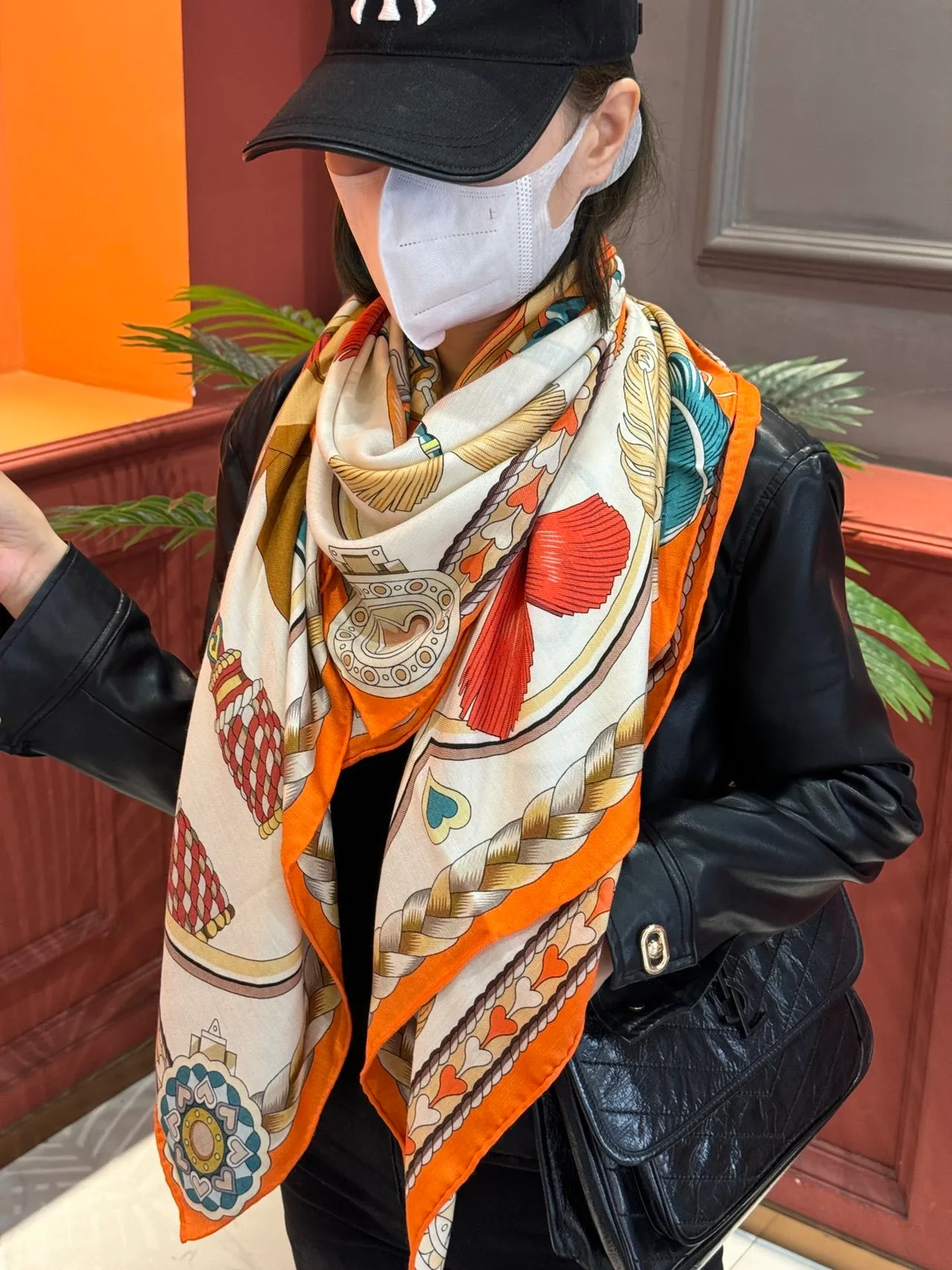 Hermès Estampado Motivo Ornamental Borde Naranja Bufanda de Seda 4