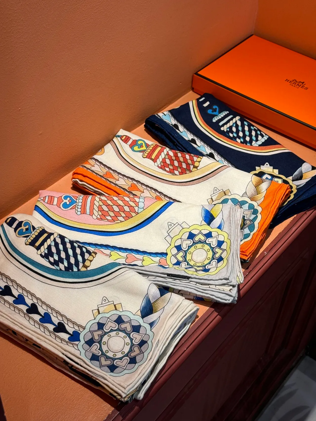Hermès Estampado Motivo Ornamental Borde Naranja Bufanda de Seda 5
