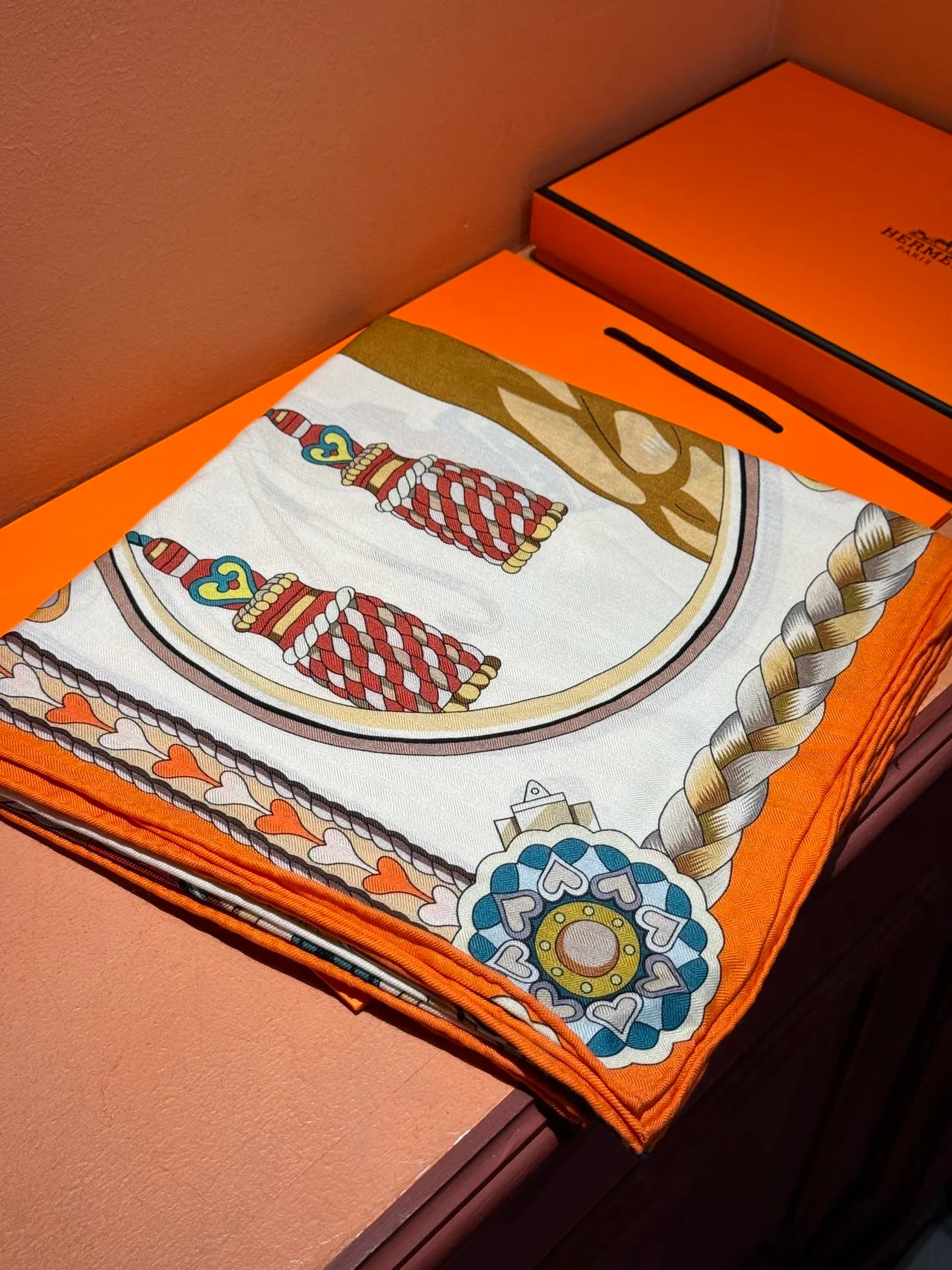 Hermès Estampado Motivo Ornamental Borde Naranja Bufanda de Seda 6