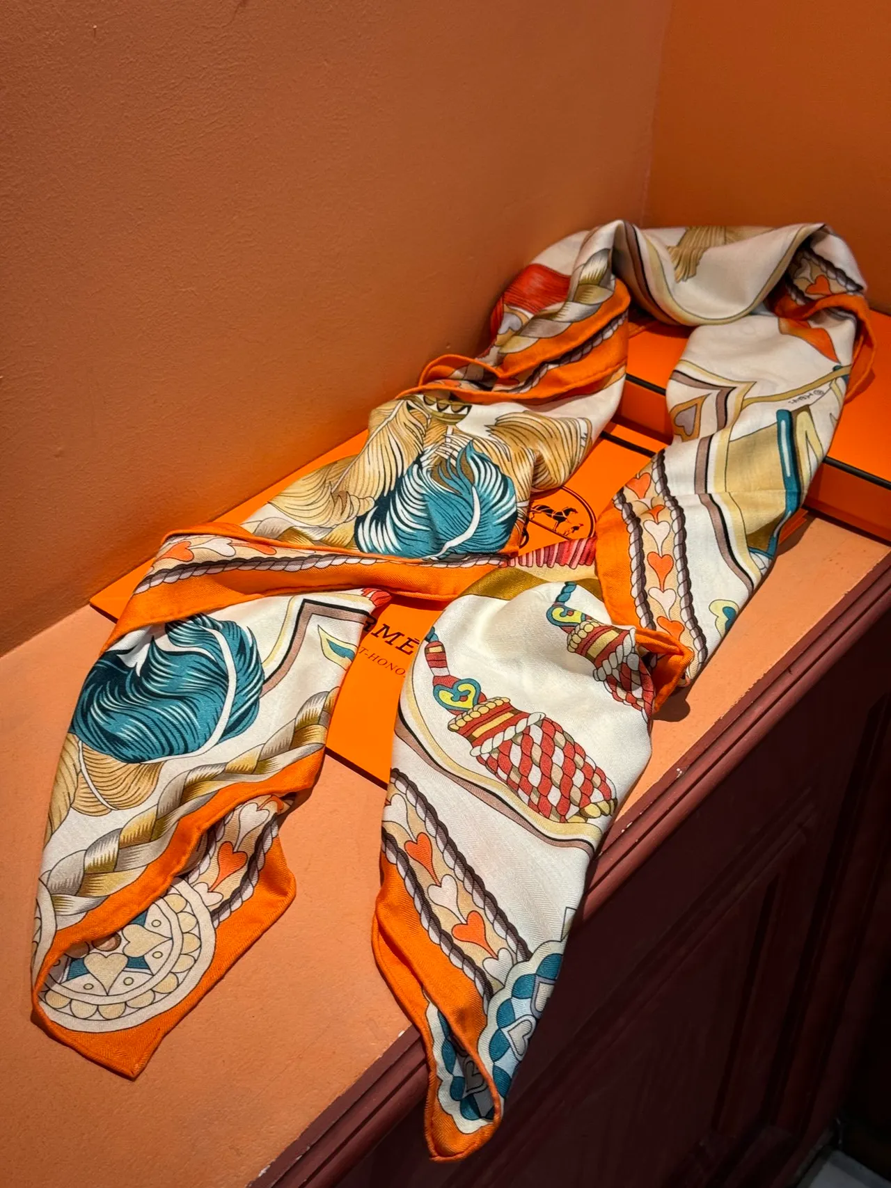 Hermès Estampado Motivo Ornamental Borde Naranja Bufanda de Seda 7