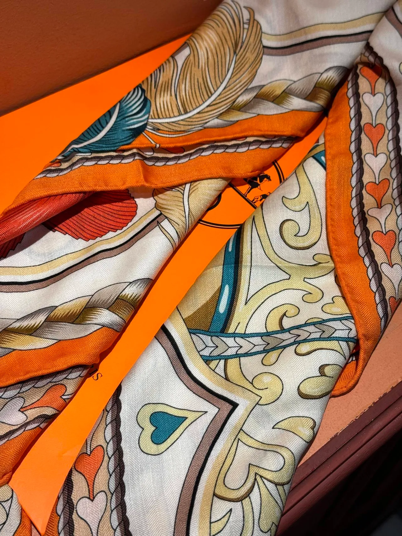 Hermès Estampado Motivo Ornamental Borde Naranja Bufanda de Seda 8