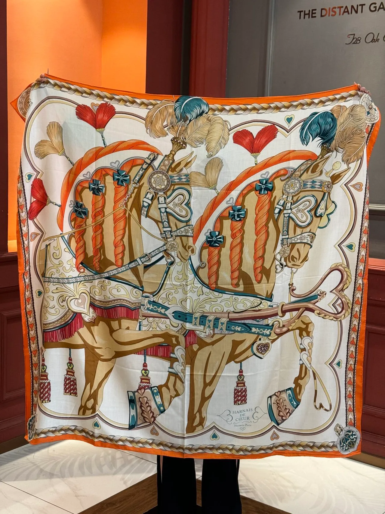 Hermès Estampado Motivo Ornamental Borde Naranja Bufanda de Seda 9