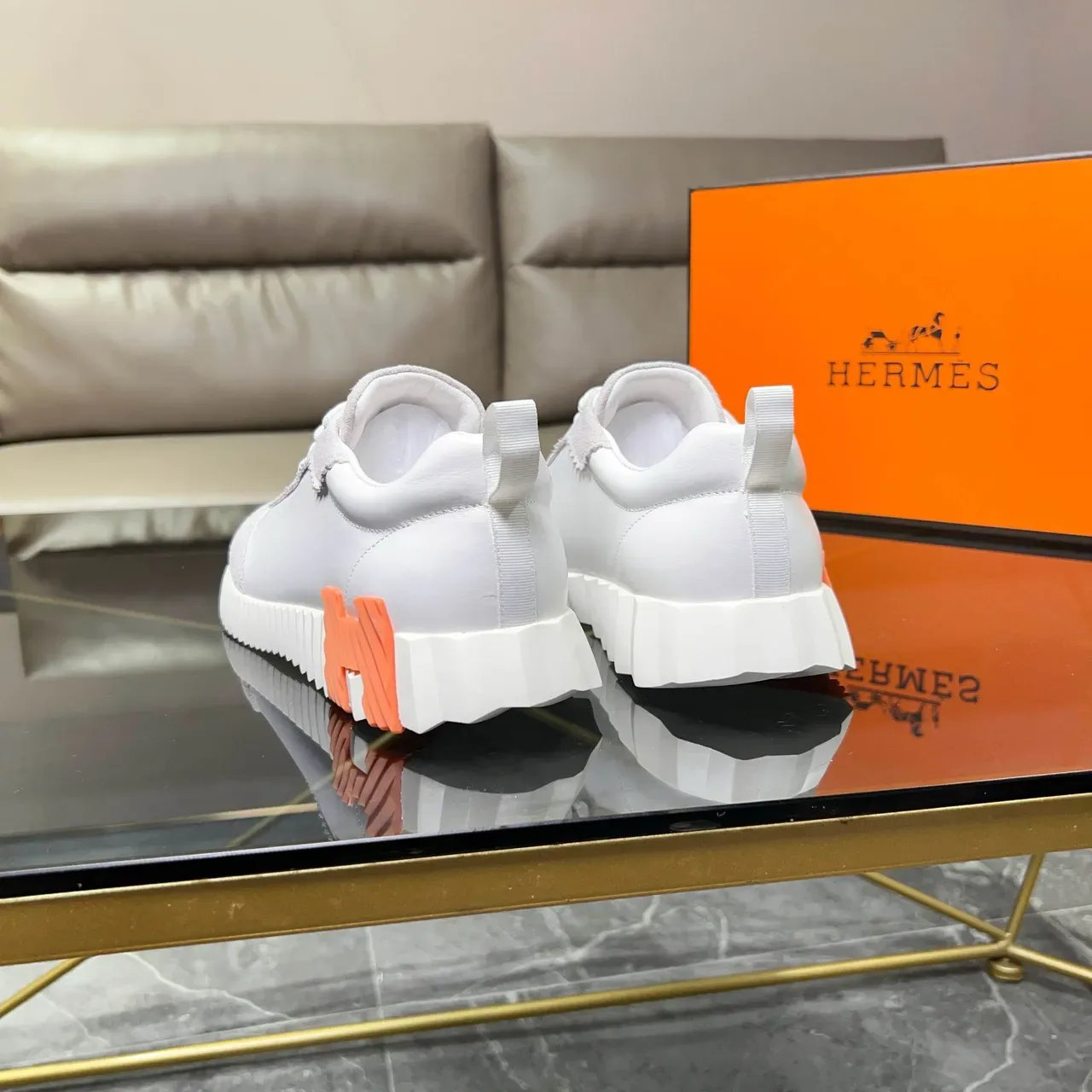 Hermès White Orange semelle sculptée à crêtes contrastante daim et cuir lisse panneaux baskets lifestyle 2