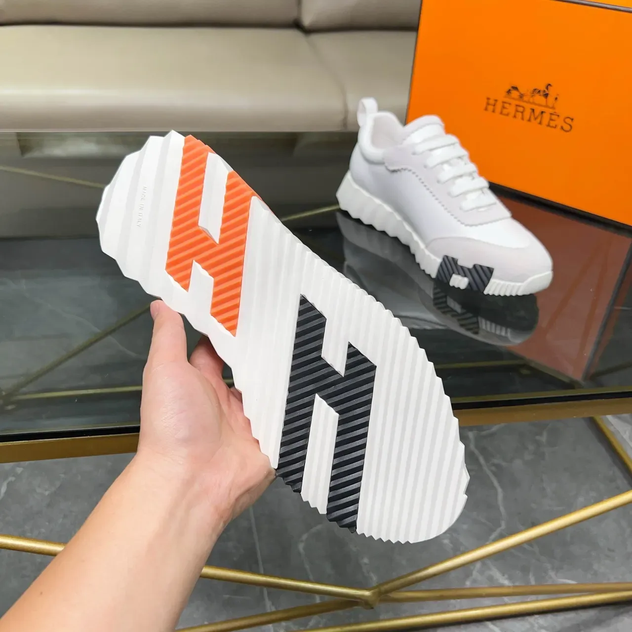 Hermès White Orange semelle sculptée à crêtes contrastante daim et cuir lisse panneaux baskets lifestyle 3