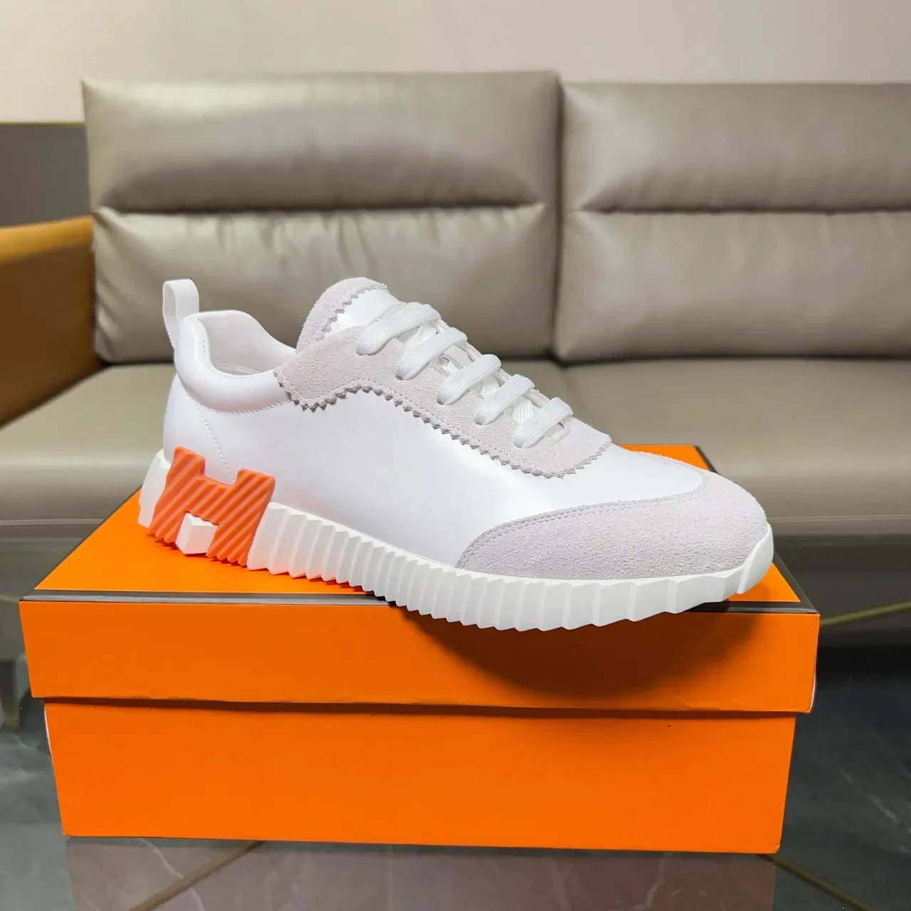 Hermès White Orange semelle sculptée à crêtes contrastante daim et cuir lisse panneaux baskets lifestyle 4