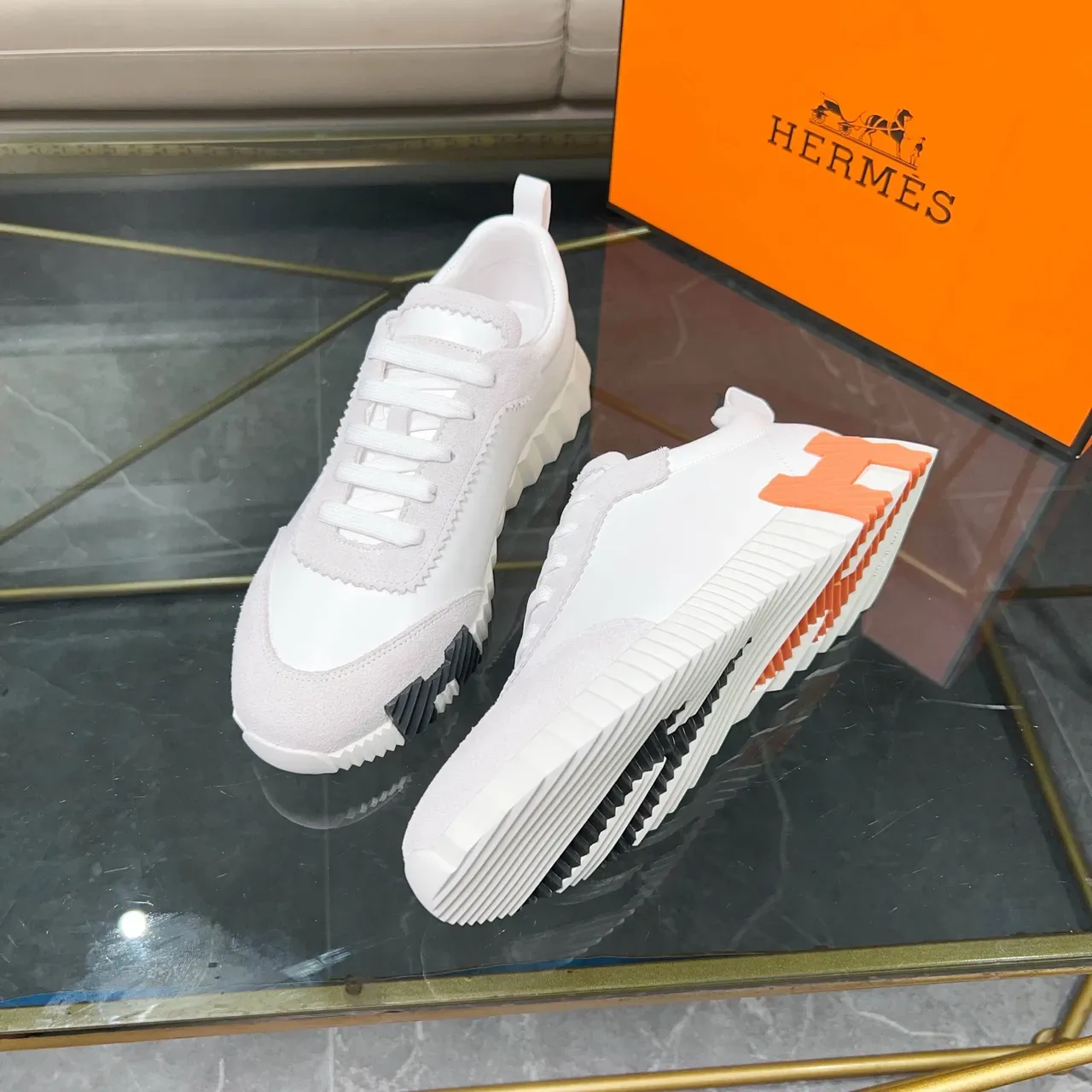 Hermès White Orange semelle sculptée à crêtes contrastante daim et cuir lisse panneaux baskets lifestyle 5