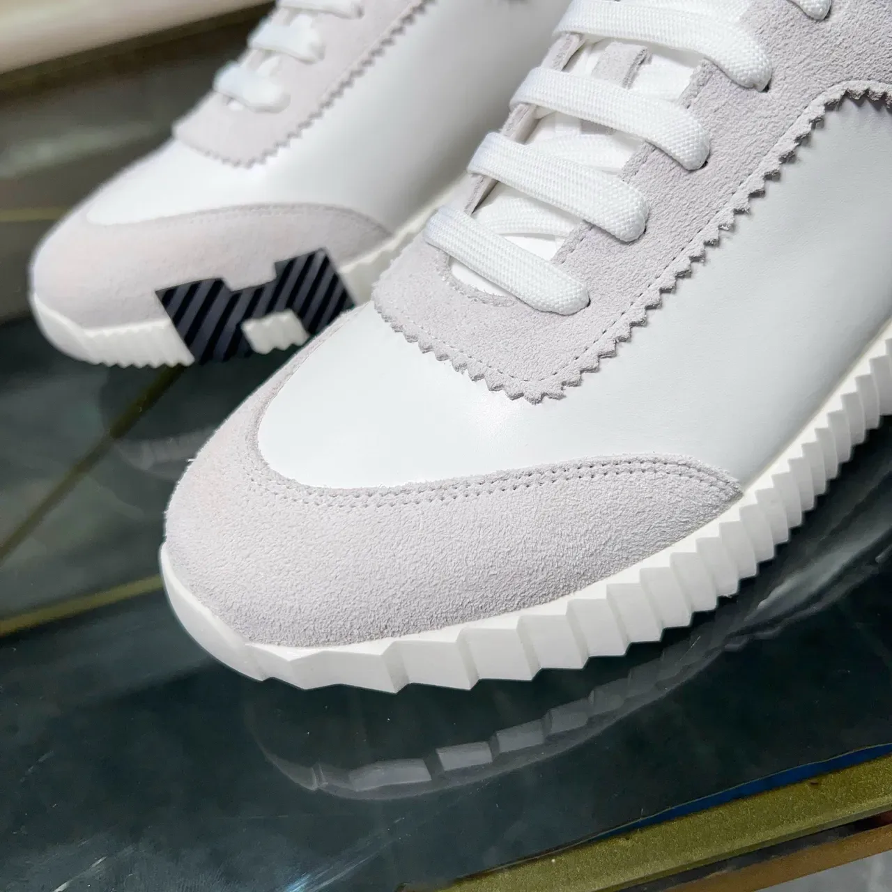 Hermès White Orange semelle sculptée à crêtes contrastante daim et cuir lisse panneaux baskets lifestyle 8