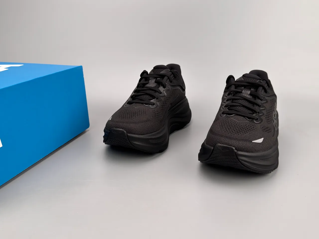 Hoka Clifton Preto Monocromo Malha Engenheirada Superior Tênis de Running 5