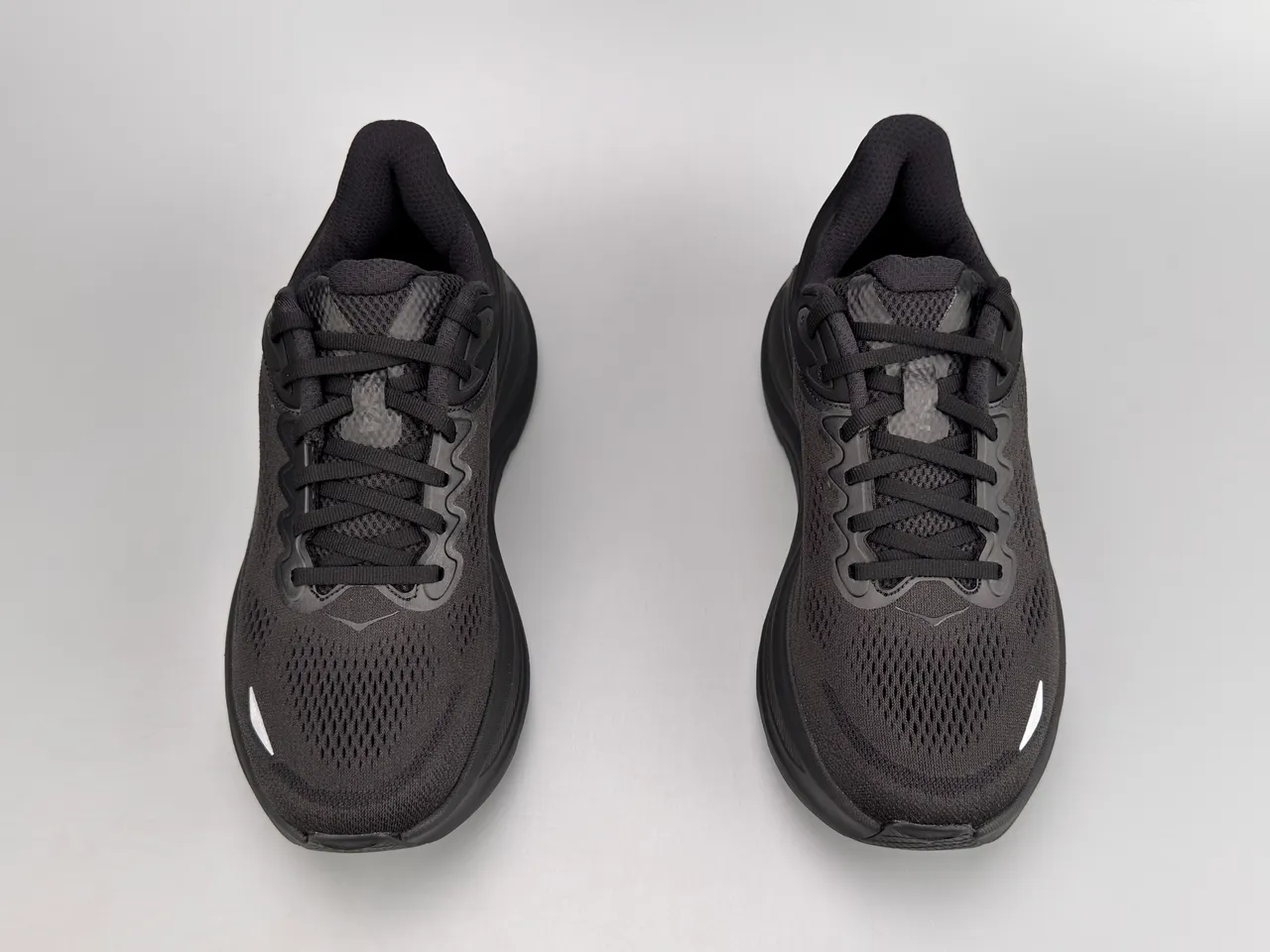 Hoka Clifton Preto Monocromo Malha Engenheirada Superior Tênis de Running 9