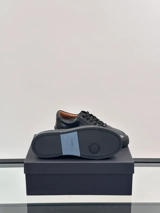 Hugo Boss Chaussures Lifestyle Noires et Brunes en Cuir avec embout perforé 2
