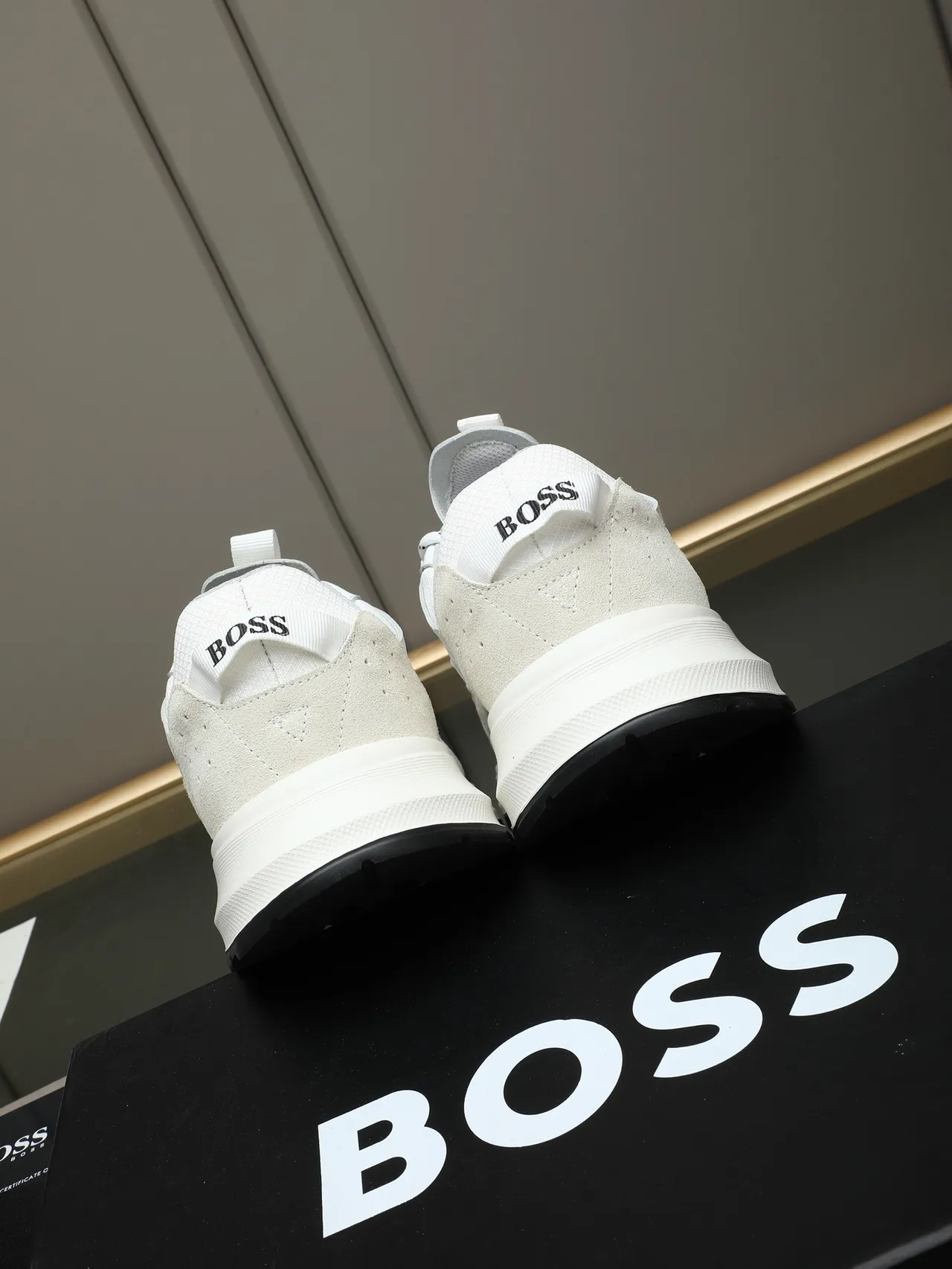 Hugo sneaker style de vie blanc et beige 3