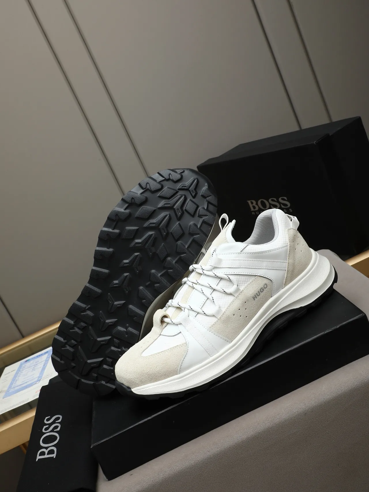 Hugo sneaker style de vie blanc et beige 4