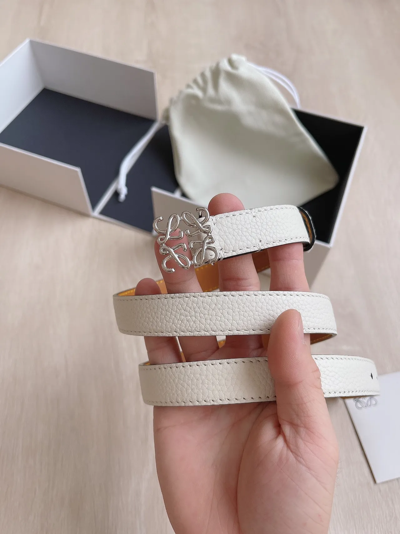 Loewe Anagram Belt Beige Argent Étroit Grainé Boucle Cuir 7