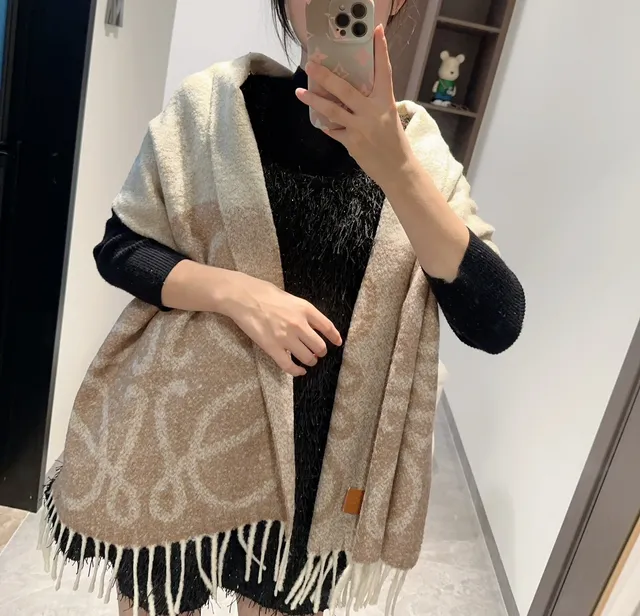 Loewe Cachecol de Caxemira Bege com Padrão Jacquard Tecido e Bordas com Franjas 2
